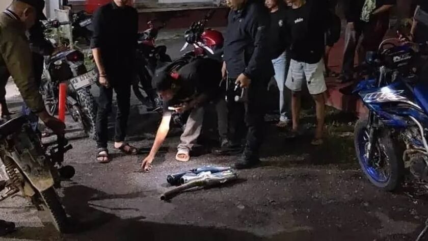 Petugas Polsek Kembayan mengamankan sejumlah sepeda motor yang terjaring razia penertiban kelengkapan berkendara di jalan raya depan markas kepolisian.