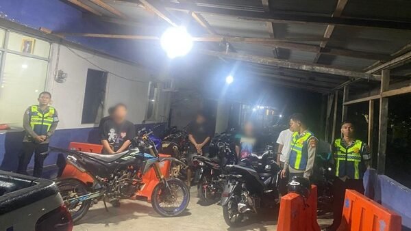 Personel Satlantas Polres Sekadau mengamankan sejumlah sepeda motor berknalpot bising saat menggelar patroli malam di kawasan Kecamatan Sekadau Hilir.