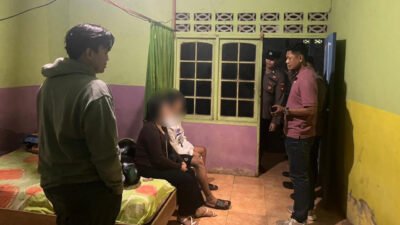 Petugas Polsek Sekayam memberikan pembinaan kepada tiga pasangan di luar nikah yang terjaring operasi penyakit masyarakat di sebuah penginapan di Balai Karangan.