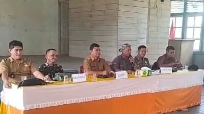 Rapat koordinasi tokoh masyarakat Jelai Hulu yang membahas rencana penutupan akses operasional menuju kawasan konsesi perkebunan kelapa sawit setempat.
