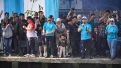 Wali Kota Pontianak Edi Rusdi Kamtono bersama Gubernur Kalimantan Barat Ria Norsan membaur dengan ribuan warga saat mengikuti lomba mancing bersama dalam rangka peringatan HUT ke-62 Bank Kalbar di kawasan pinggiran Sungai Jawi.