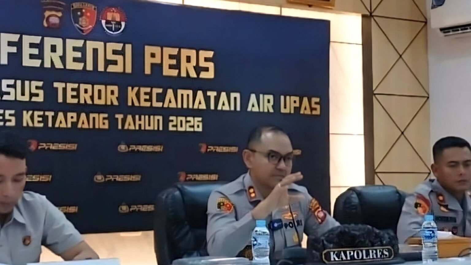 Polres Ketapang menggelar konferensi pers pengungkapan kasus serta penangkapan tersangka pelaku rentetan aksi teror di wilayah Kecamatan Air Upas.