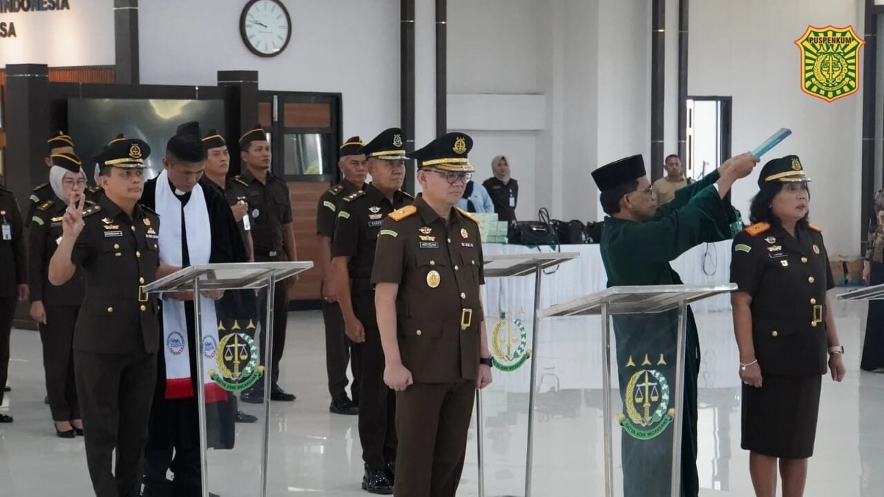 Upacara pelantikan dan pengambilan sumpah jabatan dalam rotasi pejabat Kejati Kalbar di Aula Baharuddin Lopa, Pontianak.