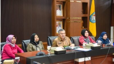 Sekretaris Daerah Kabupaten Kubu Raya Yusran Anizam memimpin rapat akhir persiapan tablig akbar bersama jajaran pengurus organisasi wanita di Ruang Pamong Praja I. (Dok. HO/Faktakalbar.id)