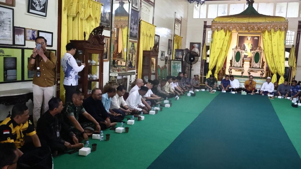 Kegiatan Coffee Morning lintas sektoral di Istana Kadriah Kesultanan Pontianak untuk membahas pemeliharaan keamanan dan ketertiban masyarakat.