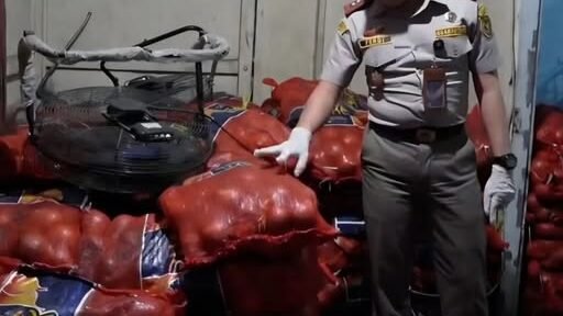 Petugas gabungan Karantina dan Polda Kalbar mengamankan puluhan ton komoditas pangan tanpa izin di sebuah gudang kawasan Pontianak Barat.