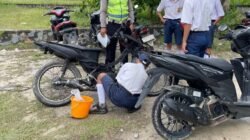 Petugas Satlantas Polres Landak memberikan arahan dan pengawasan langsung kepada pelajar yang tengah melepas komponen knalpot tidak standar di lingkungan sekolah.