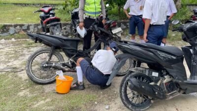 Petugas Satlantas Polres Landak memberikan arahan dan pengawasan langsung kepada pelajar yang tengah melepas komponen knalpot tidak standar di lingkungan sekolah.