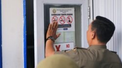 Tim Satgas Kawasan Tanpa Rokok (KTR) tengah menempelkan tanda larangan merokok sebagai implementasi Perda Nomor 4 Tahun 2025 tentang KTR.