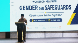 Wakil Wali Kota Pontianak memberikan pemaparan dalam sosialisasi proyek sistem pengelolaan air limbah domestik terpadu.