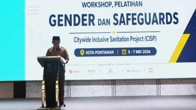 Wakil Wali Kota Pontianak memberikan pemaparan dalam sosialisasi proyek sistem pengelolaan air limbah domestik terpadu.