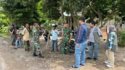 Personel gabungan saat melakukan koordinasi pendataan ke rumah-rumah penduduk untuk memverifikasi tingkat kerusakan bangunan akibat bencana alam.