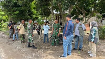 Personel gabungan saat melakukan koordinasi pendataan ke rumah-rumah penduduk untuk memverifikasi tingkat kerusakan bangunan akibat bencana alam.