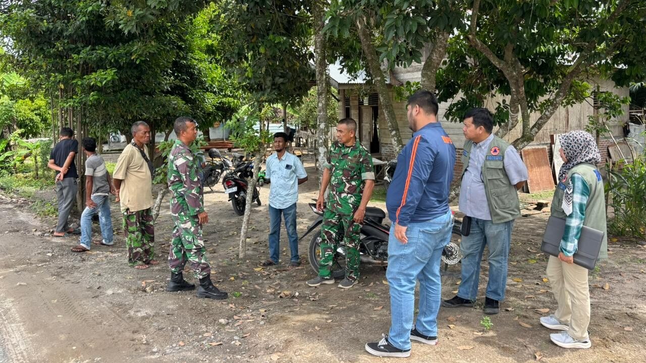 Personel gabungan saat melakukan koordinasi pendataan ke rumah-rumah penduduk untuk memverifikasi tingkat kerusakan bangunan akibat bencana alam.