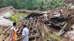 Kondisi rumah warga yang rusak akibat tanah longsor di Kabupaten Ciamis, Provinsi Jawa Barat, Senin (11/5). (Dok. BPBD Kabupaten Ciamis)