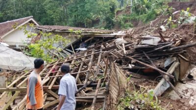 Kondisi rumah warga yang rusak akibat tanah longsor di Kabupaten Ciamis, Provinsi Jawa Barat, Senin (11/5). (Dok. BPBD Kabupaten Ciamis)