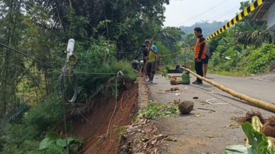 Kondisi ruas jalan yang terdampak pergerakan tanah di Kabupaten Cilacap, Provinsi Jawa Tengah, Senin (11/5). (Dok. BPBD Kabupaten Cilacap)