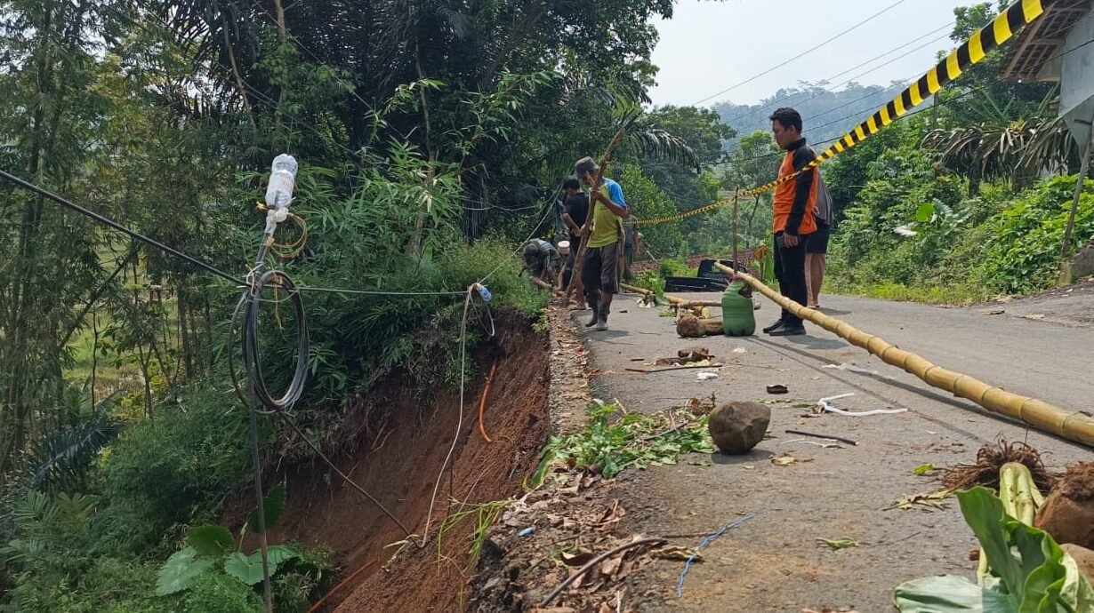 Kondisi ruas jalan yang terdampak pergerakan tanah di Kabupaten Cilacap, Provinsi Jawa Tengah, Senin (11/5). (Dok. BPBD Kabupaten Cilacap)