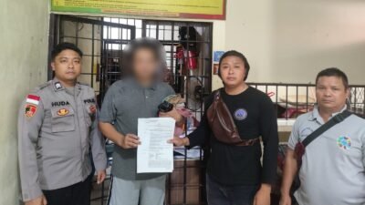 Tersangka kasus persetubuhan anak di bawah umur saat diamankan oleh aparat kepolisian Resor Bengkayang.