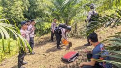 Tim Gegana Jibom Brimob Polda Kalbar bersiap melakukan proses peledakan granat tangan peninggalan zaman penjajahan di area perkebunan kelapa sawit Desa Darit.