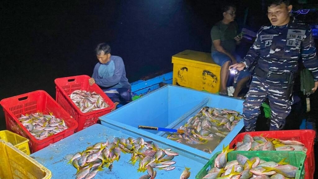 Aparat TNI AL mengamankan satu unit armada kapal nelayan yang diduga menggunakan bahan peledak dan racun saat menangkap ikan.