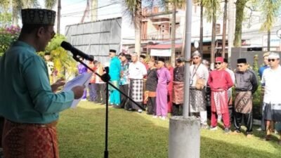 Suasana pelaksanaan upacara bendera peringatan Hari Pendidikan Nasional tingkat Kota Singkawang yang dipusatkan di halaman Dinas Pendidikan dan Kebudayaan.