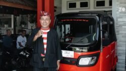 Wakil Gubernur Krisantus Kurniawan mencuri perhatian warga saat menghadiri pelantikan DPW IKAMA Kalbar dengan mengendarai bajaj merah dan pakaian adat.
