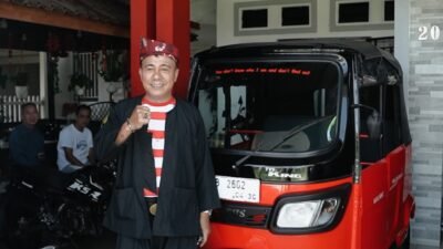 Wakil Gubernur Krisantus Kurniawan mencuri perhatian warga saat menghadiri pelantikan DPW IKAMA Kalbar dengan mengendarai bajaj merah dan pakaian adat.