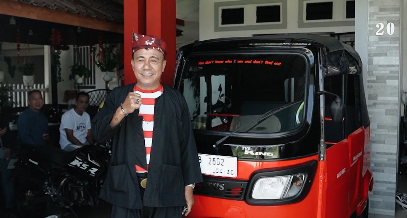 Wakil Gubernur Krisantus Kurniawan mencuri perhatian warga saat menghadiri pelantikan DPW IKAMA Kalbar dengan mengendarai bajaj merah dan pakaian adat.