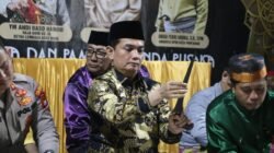 Wakil Wali Kota Pontianak Bahasan melakukan prosesi pembersihan senjata pusaka dalam ritual Festival Mattompang Bugis di Taman Alun Kapuas. (Dok. HO/Faktakalbar.id)