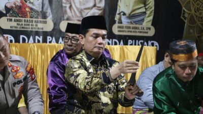 Wakil Wali Kota Pontianak Bahasan melakukan prosesi pembersihan senjata pusaka dalam ritual Festival Mattompang Bugis di Taman Alun Kapuas. (Dok. HO/Faktakalbar.id)
