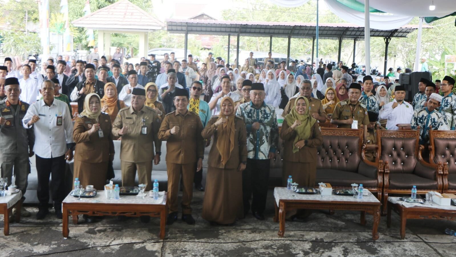 Wakil Wali Kota Pontianak Bahasan berfoto bersama pejabat, panitia dan peserta MTQ XXXIV tingkat Kecamatan Pontianak Selatan tahun 2026 di halaman Kantor Camat Pontianak Selatan, Senin (11/5/2026).