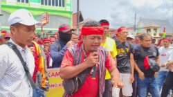 Ratusan warga mendatangi markas kepolisian setempat untuk menyampaikan tuntutan pembebasan dua rekan mereka yang ditahan akibat kasus dugaan pertambangan ilegal.