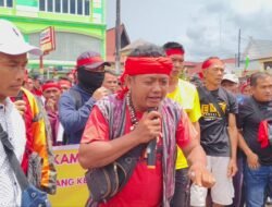 Ratusan Warga Demo Polres Sanggau, Tuntut Pembebasan Dua Penambang