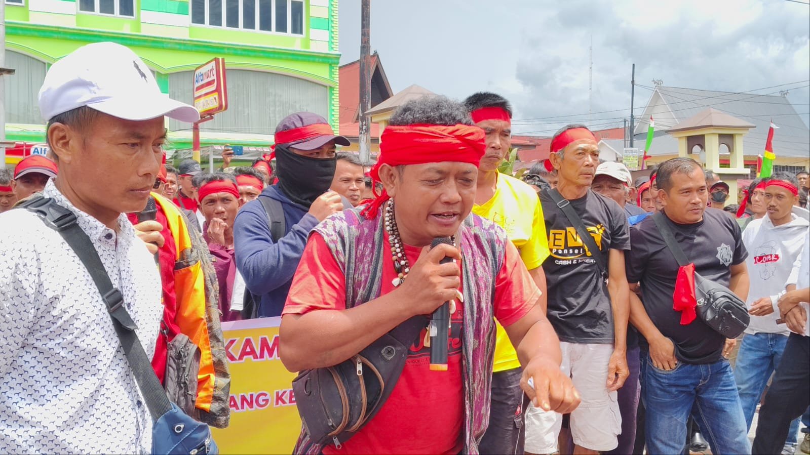 Ratusan warga mendatangi markas kepolisian setempat untuk menyampaikan tuntutan pembebasan dua rekan mereka yang ditahan akibat kasus dugaan pertambangan ilegal.