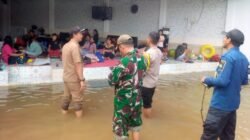 Kondisi banjir yang merendam sebuah permukiman di Kelurahan Petir, Kecamatan Cipondoh, Kota Tangerang, Banten, pada Senin (4/5) sekitar pukul 10.10 WIB. Warga juga terpaksa harus mengungsi akibat banjir yang terjadi. Sumber foto: BPBD Kota Tangerang