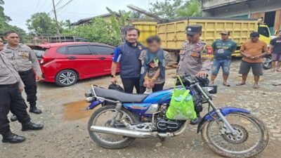 Pelaku tindak pidana pencurian sepeda motor saat berhasil diamankan polisi beserta barang bukti di sebuah bengkel tambal ban di Sekadau.