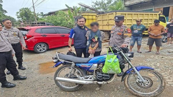 Pelaku tindak pidana pencurian sepeda motor saat berhasil diamankan polisi beserta barang bukti di sebuah bengkel tambal ban di Sekadau.